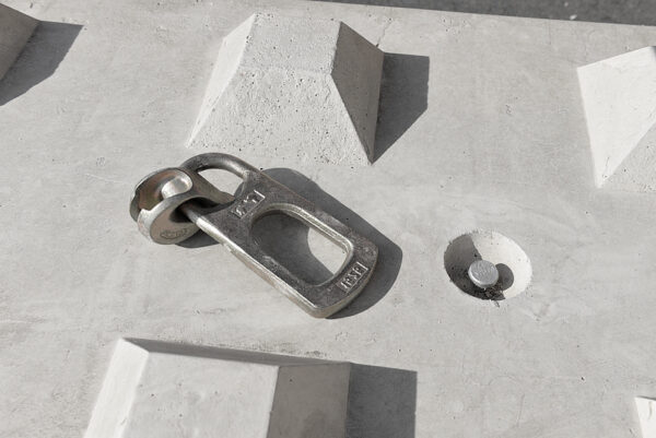 Anneau de levage Artéon sur bloc béton empilable